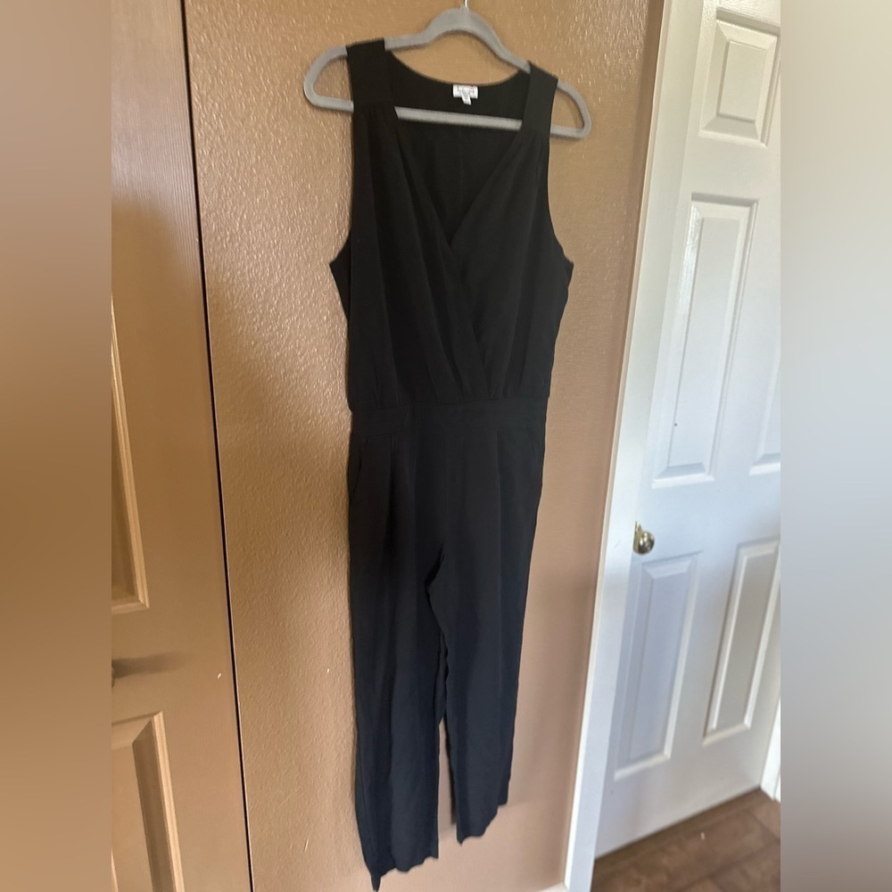 Splendid V-neck Black Jumpsuit w/ snap closure, cinched back, side pockets. Med.